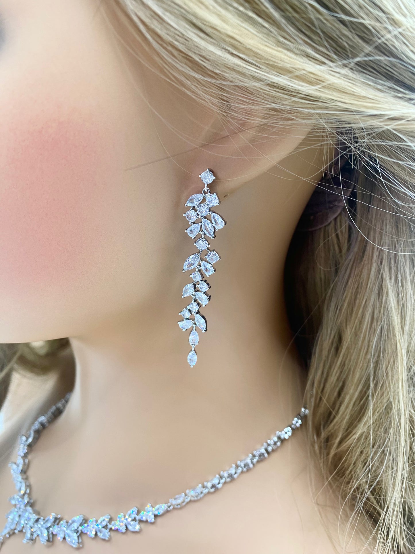 Halskettenset mit CZ-Kristallen als Hochzeitsgeschenk für sie, Brautschmuck, Tropfenohrringe, Armband in Silber, Gold und Roségold. Design im Blattstil.