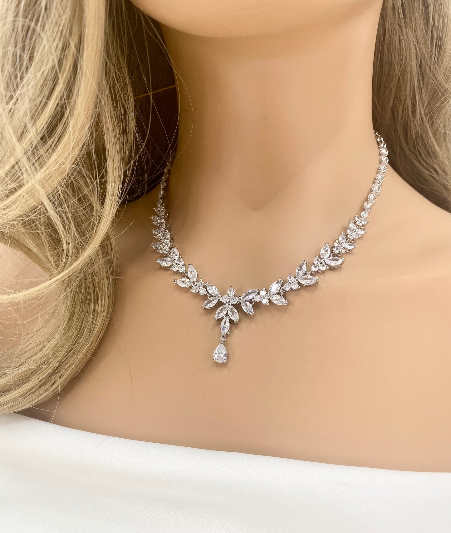 Halskettenset mit CZ-Kristallen als Hochzeitsgeschenk für sie, Brautschmuck, Tropfenohrringe, Armband in Silber, Gold und Roségold. Design im Blattstil.