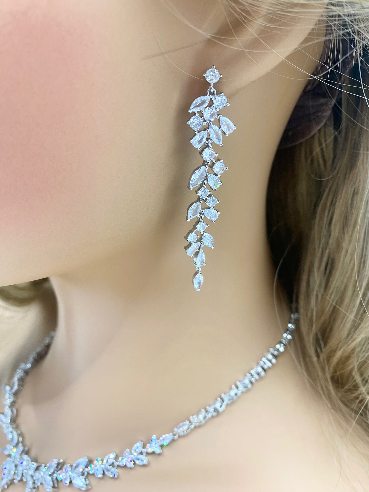 Halskettenset mit CZ-Kristallen als Hochzeitsgeschenk für sie, Brautschmuck, Tropfenohrringe, Armband in Silber, Gold und Roségold. Design im Blattstil.