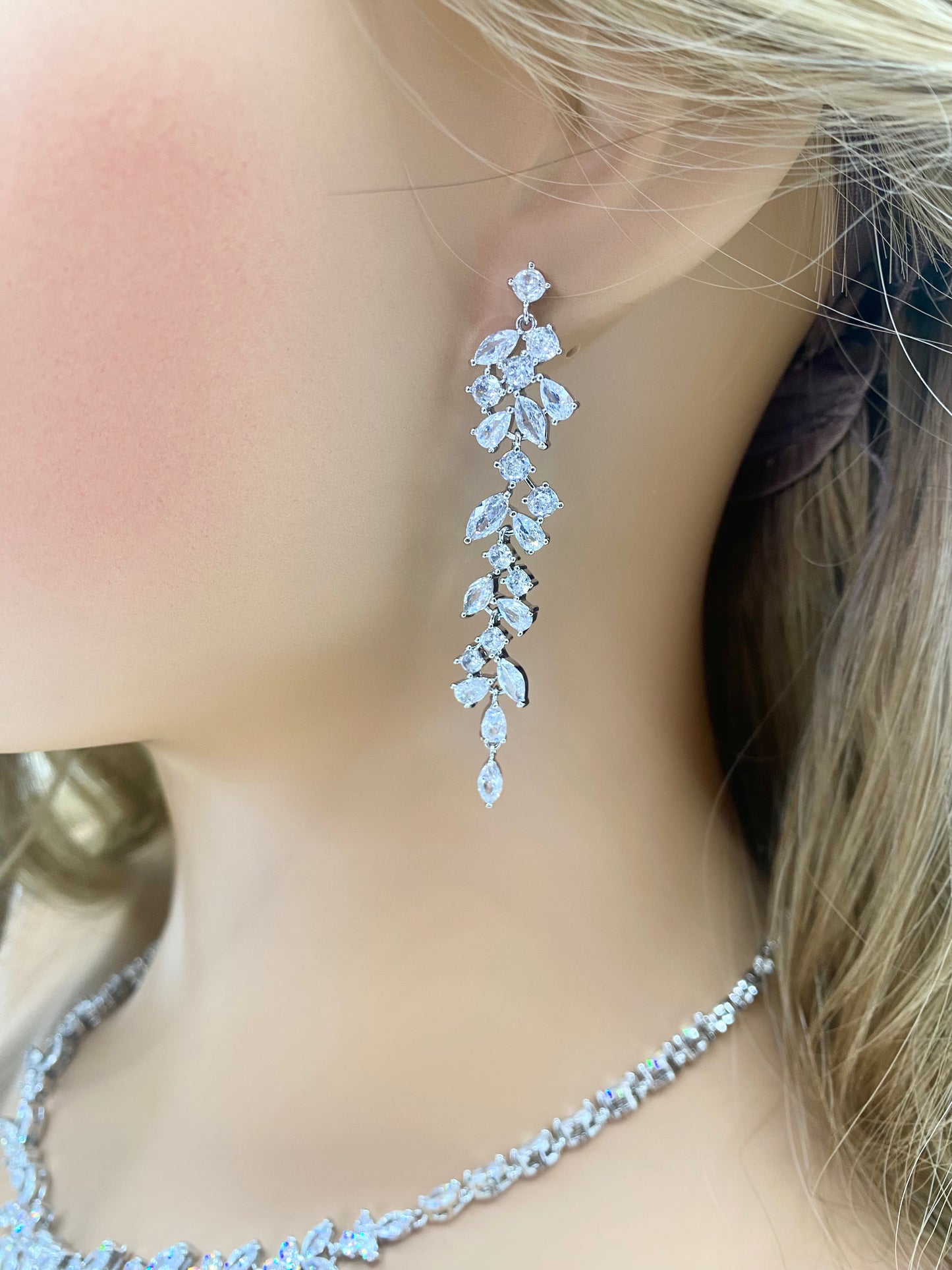 Halskettenset mit CZ-Kristallen als Hochzeitsgeschenk für sie, Brautschmuck, Tropfenohrringe, Armband in Silber, Gold und Roségold. Design im Blattstil.