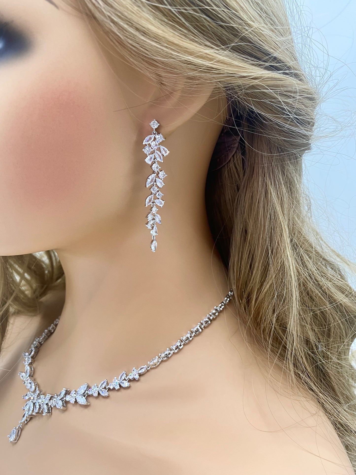 Halskettenset mit CZ-Kristallen als Hochzeitsgeschenk für sie, Brautschmuck, Tropfenohrringe, Armband in Silber, Gold und Roségold. Design im Blattstil.